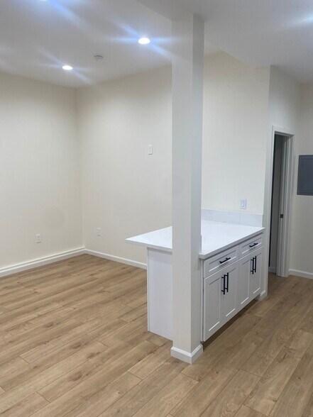 More Photos Of 405 W Broadway, Glendale Apartments For Sale