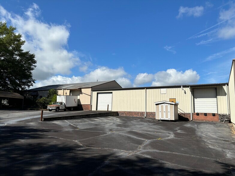 More Photos Of 439 Burton Rd, Lexington Warehouse For Lease