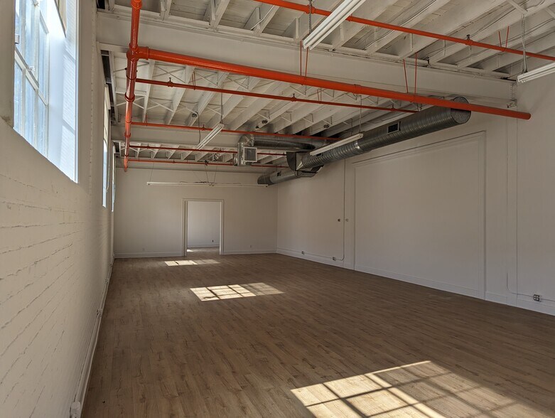 More Photos Of 583 Pacific St, Stamford Freestanding For Lease