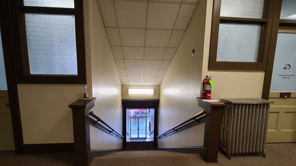 More Photos Of 174-188 NE Commercial St, Salem Storefront Retail Office For Lease