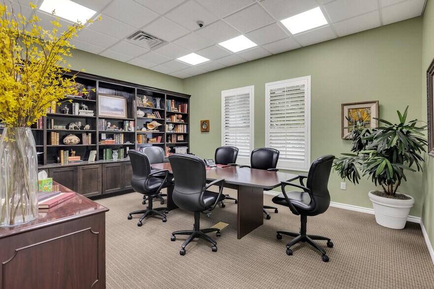 More Photos Of 501 E 7th St, Odessa Office For Sale