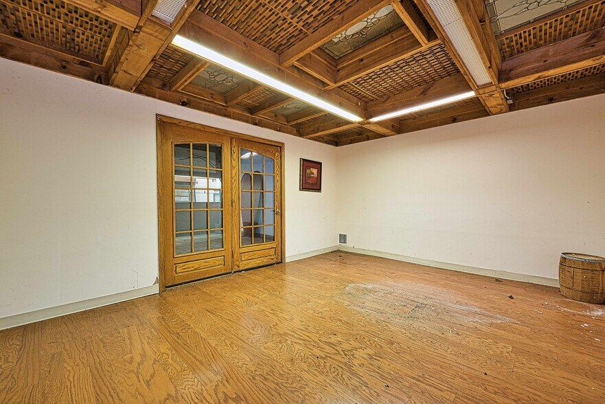 More Photos Of 80 E Main St, Huntington Freestanding For Sale