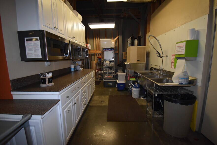 More Photos Of 73605 Dinah Shore Drive, Palm Desert Warehouse For Lease