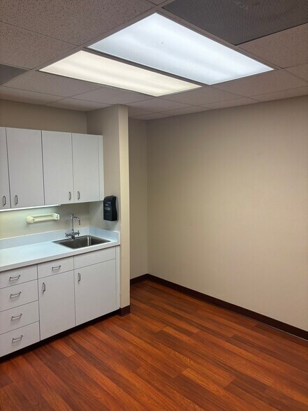 More Photos Of 602-606 4th Ave W, Palmetto Medical For Sale