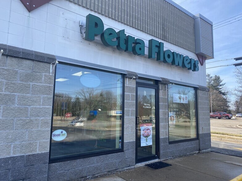 More Photos Of 3233 W Saginaw Hwy, Lansing Storefront For Sale