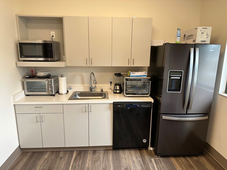 More Photos Of 1021 Quinn Dr, Waunakee Office For Lease