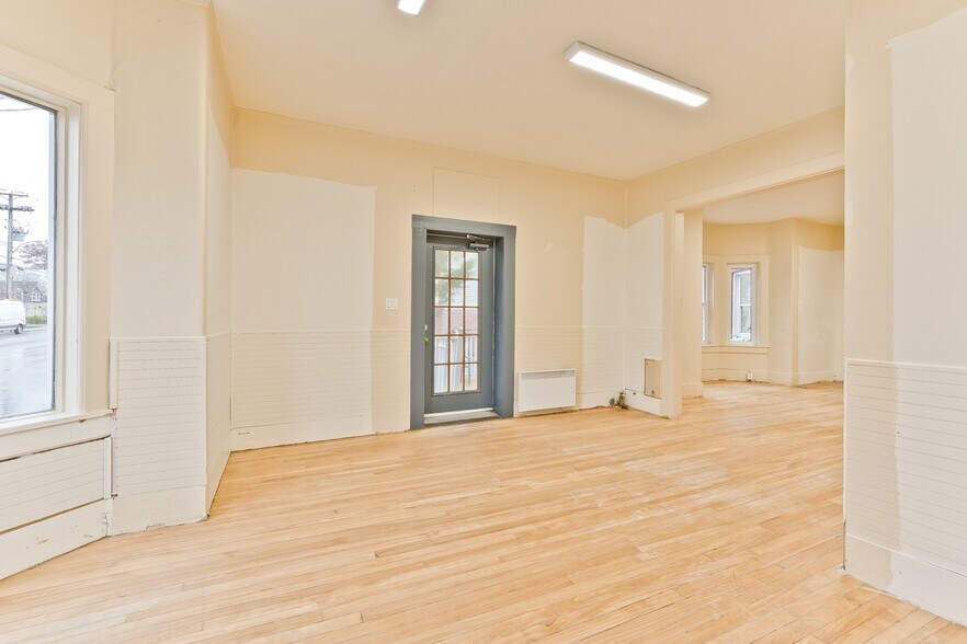 More Photos Of 127 Rue Queen, Sherbrooke Office Residential For Sale