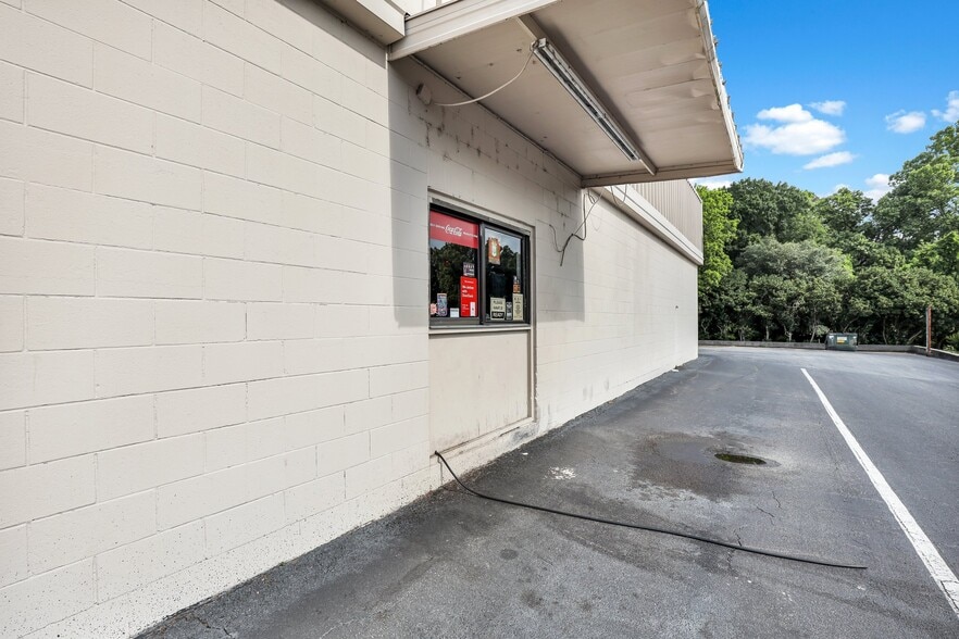 More Photos Of 105-149 W Hendry St, Hinesville Storefront For Lease