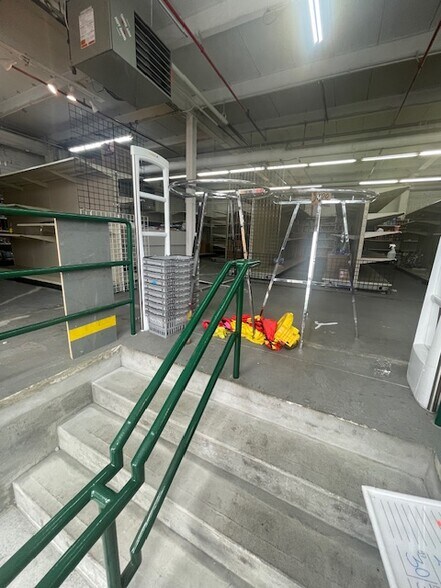 More Photos Of 18 Bay St, Brooklyn Light Manufacturing For Lease
