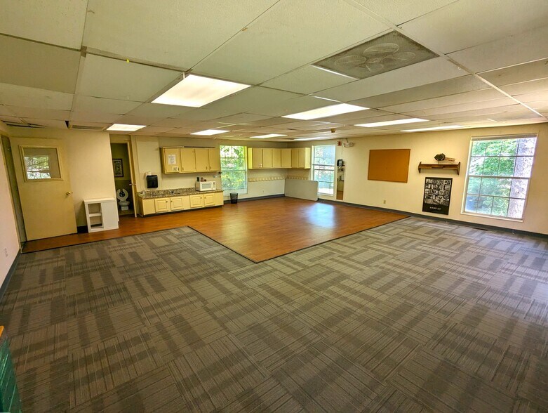 More Photos Of 395 Russell Dr, Smyrna Daycare Center For Lease
