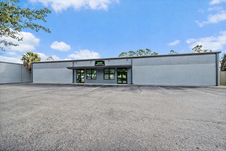 More Photos Of 351 Sand Pine Blvd, Venice Light Distribution For Lease