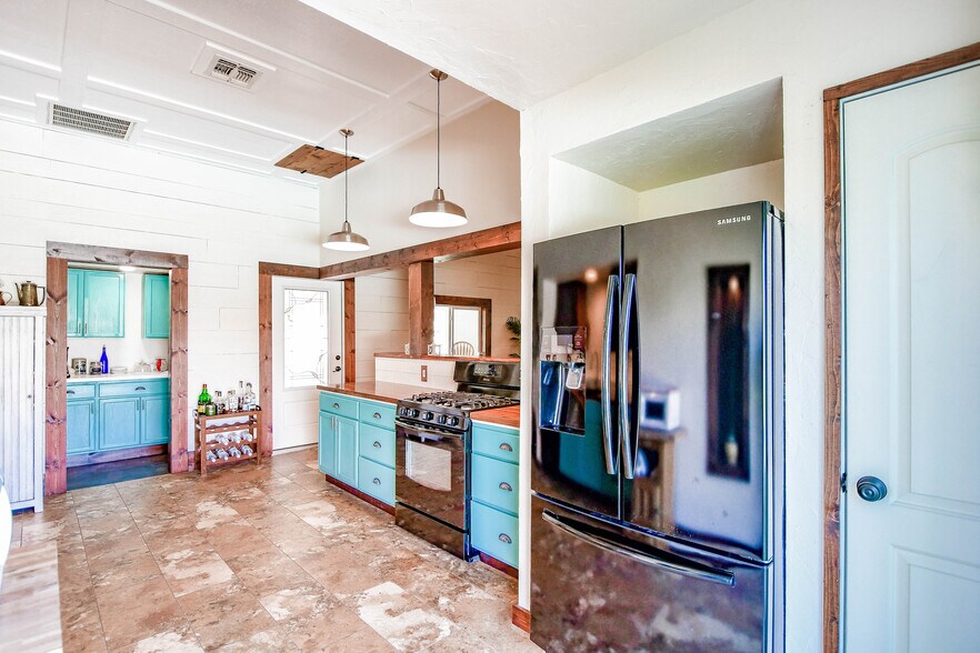 More Photos Of 512 N Travis St, Granbury Hospitality For Sale