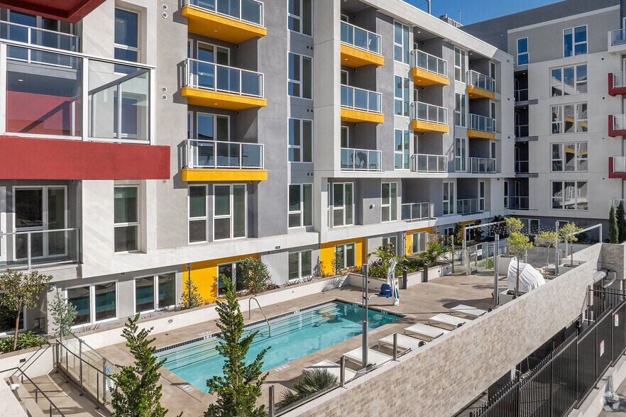 More Photos Of 988 S Manhattan Pl, Los Angeles Apartments For Lease