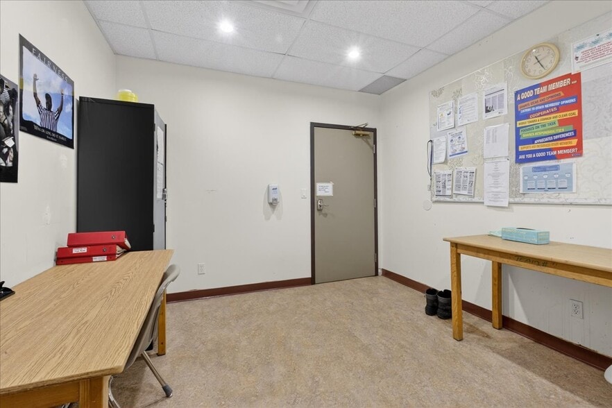 More Photos Of 11831 123 St NW, Edmonton Office For Sale