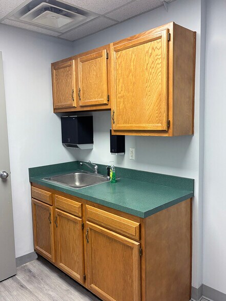 More Photos Of 5001 Crown Manor Pl, Louisville Light Distribution For Lease