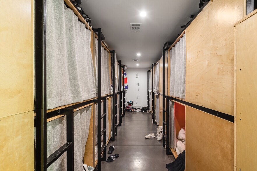 More Photos Of 2478 Penmar Ave, Venice Dormitory For Sale
