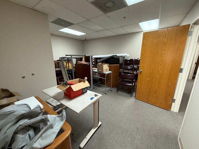 More Photos Of 12635-12651 Hemlock St, Overland Park Showroom For Sale
