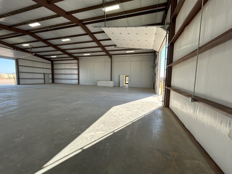More Photos Of 1389 Oil Mil Rd, Pecos Warehouse For Lease