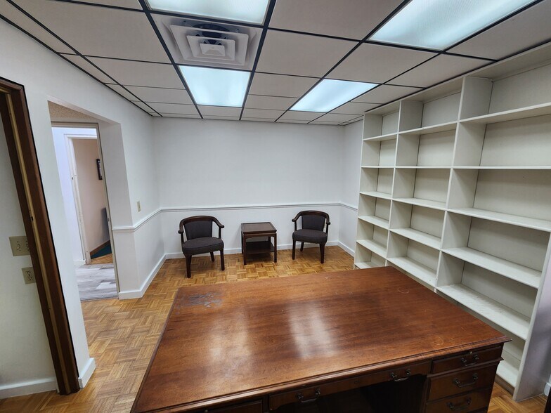 More Photos Of 747 N Washington Blvd, Sarasota Office For Lease