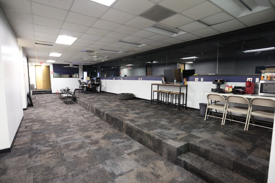More Photos Of 101 Wells Fargo Dr, Houston Auto Repair For Sale