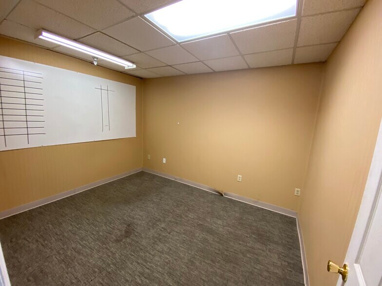 More Photos Of 1447 S Enterprise Ave, Springfield Flex For Sale