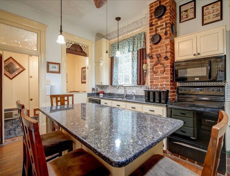 More Photos Of 318 Quapaw Ave, Hot Springs Hospitality For Sale