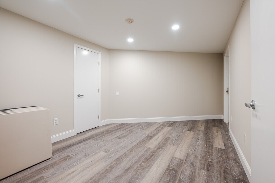 More Photos Of 4 Weber Ave, Malverne Storefront Retail Office For Lease