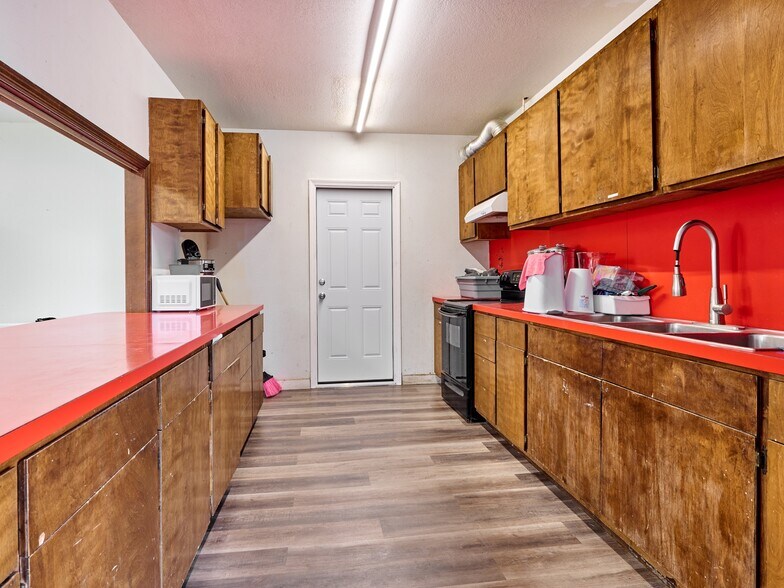 More Photos Of 1480 NE Laurel Ave, Woodburn Office For Sale