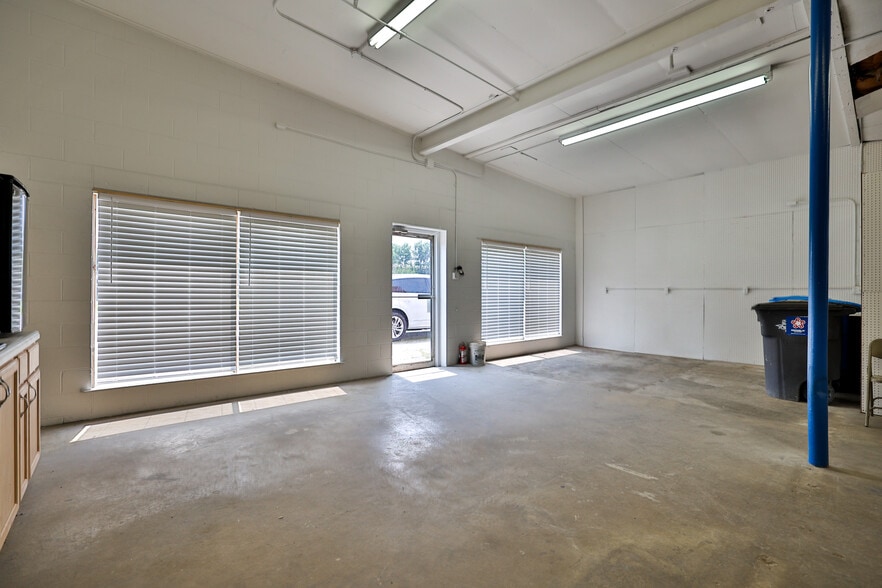 More Photos Of 205 S Old Route 66, Hamel Service For Lease