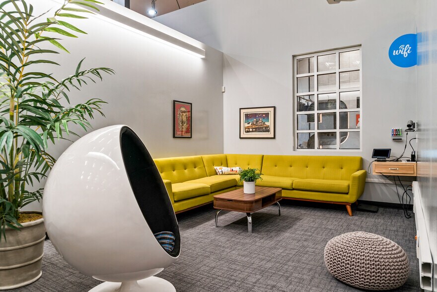 More Photos Of 400 W Maple Rd, Troy Office For Sale