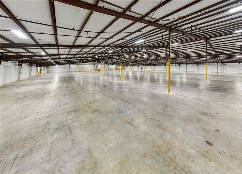 More Photos Of 223 W Pearl St, Lamar Industrial For Lease