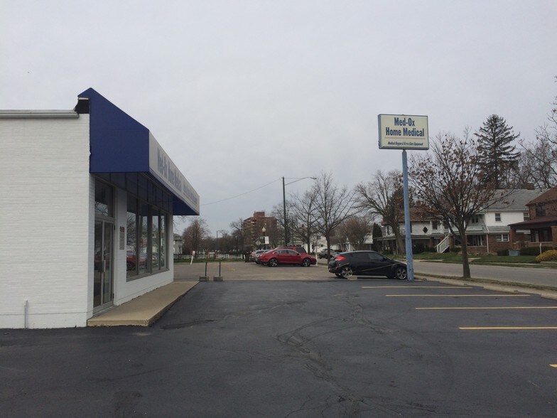 More Photos Of 2419 E High St, Springfield Storefront For Sale