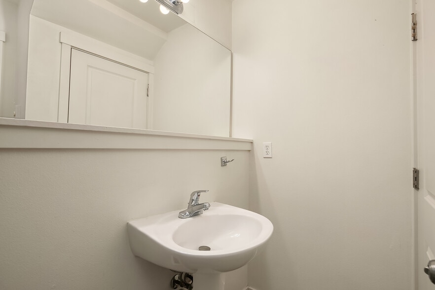 More Photos Of 4218 Pasadena Pl NE, Seattle Apartments For Sale