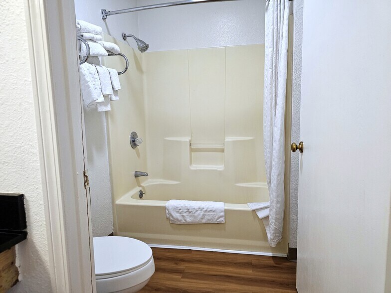 More Photos Of 1920 Bob Griffin Rd, Cameron Hotel For Sale