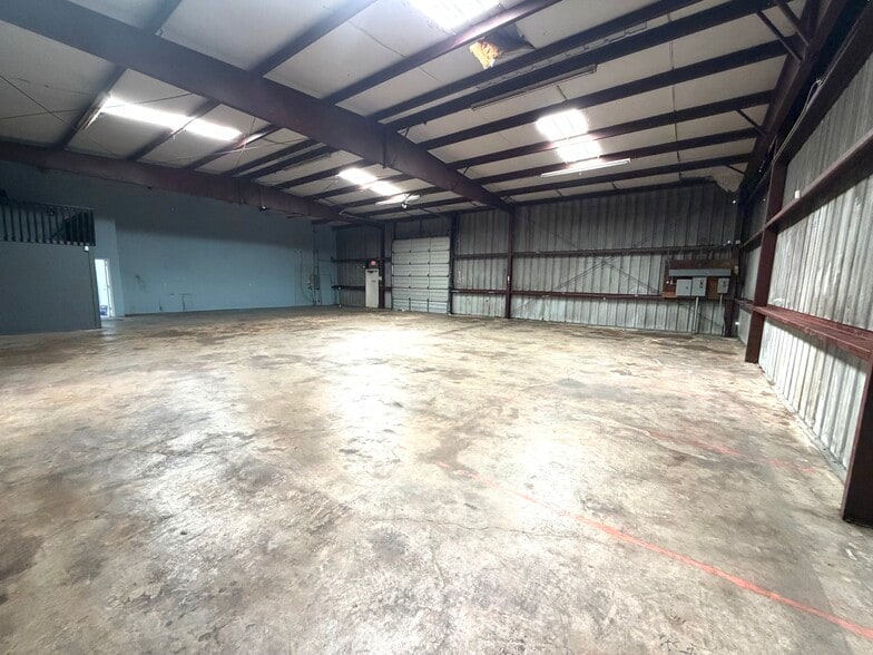 More Photos Of 9572 Kempwood Dr, Houston Light Manufacturing For Sale