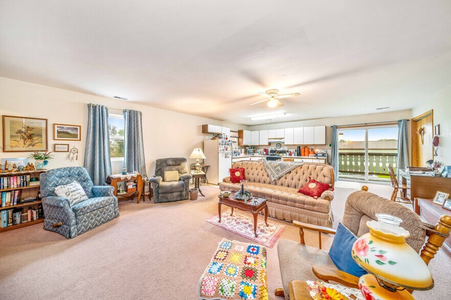 More Photos Of 645 E Lasalle St, Somonauk Showroom For Lease