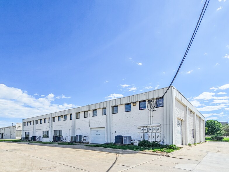 More Photos Of 4928-4944 S 114th St, Omaha Loft Creative Space For Lease