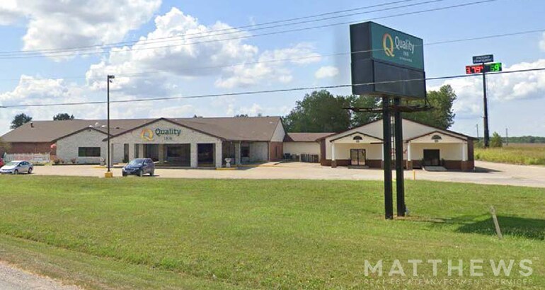 Primary Photo Of 2200 S Court St, Grayville Hotel For Sale