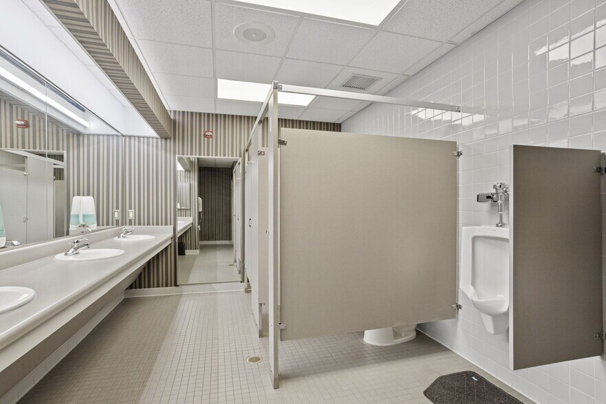 More Photos Of 127 Tanner Rd, Greenville Flex For Lease