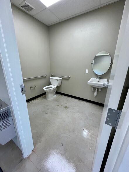 More Photos Of 727 Tillman Pl, Plant City Showroom For Sale