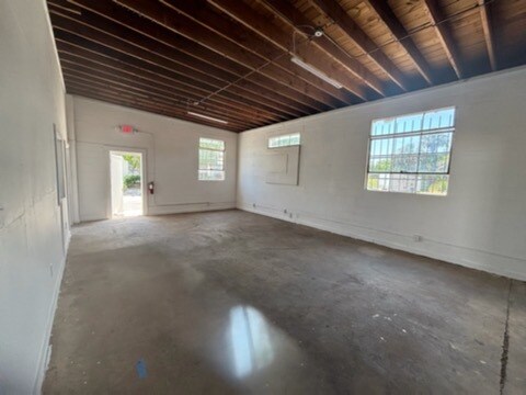 More Photos Of 1024 S Main St, Gainesville Warehouse For Lease