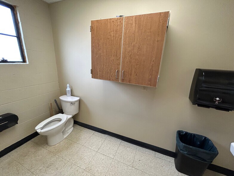 More Photos Of 101 Rathbone Rd, Marietta Flex For Sale