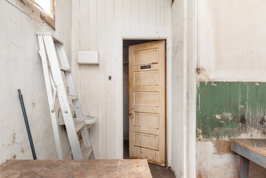 More Photos Of 203 Benson St, Reading Flex For Sale