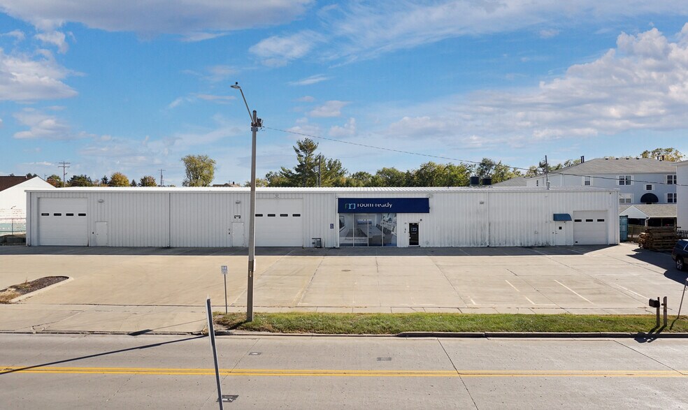 More Photos Of 106 Oak Creek Plz, Bloomington Warehouse For Lease