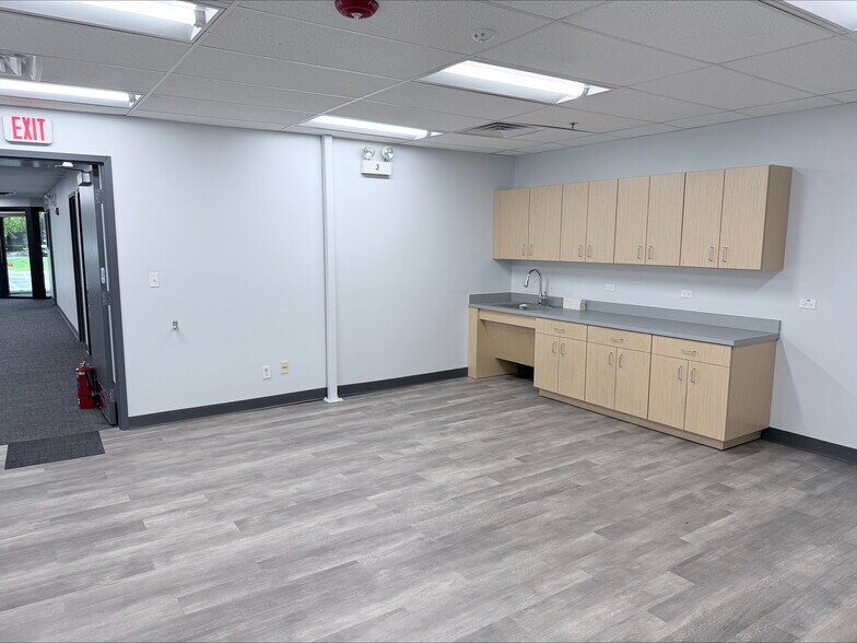 More Photos Of 385 Fenton Ln, West Chicago Manufacturing For Lease