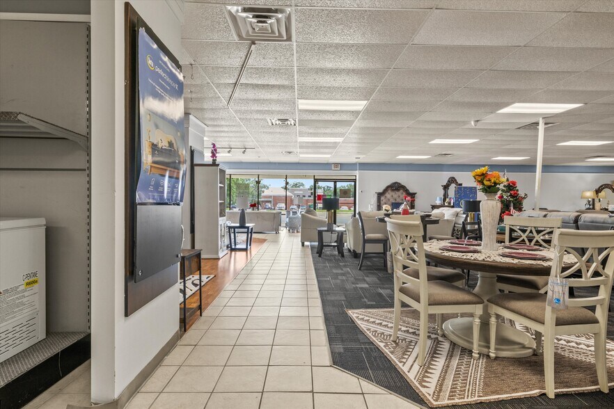 More Photos Of 304 W Jefferson St, Quincy Freestanding For Sale