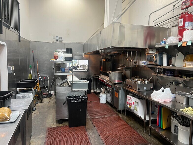More Photos Of 433 N Fairfax Ave, Los Angeles Restaurant For Lease
