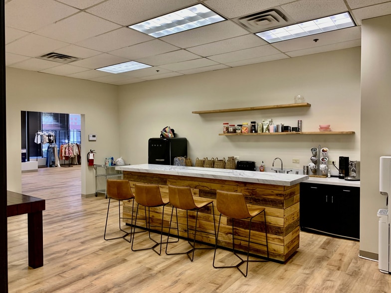 More Photos Of 8617 Ambassador Row, Dallas Showroom For Lease