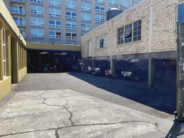 More Photos Of 1040 NW Everett St, Portland Warehouse For Lease