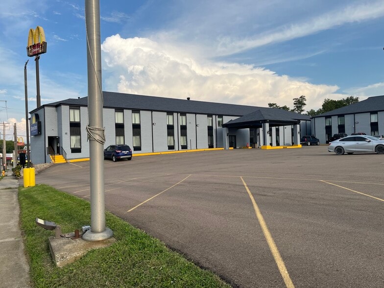 More Photos Of 505 Brock Dr, Bloomington Hotel For Sale